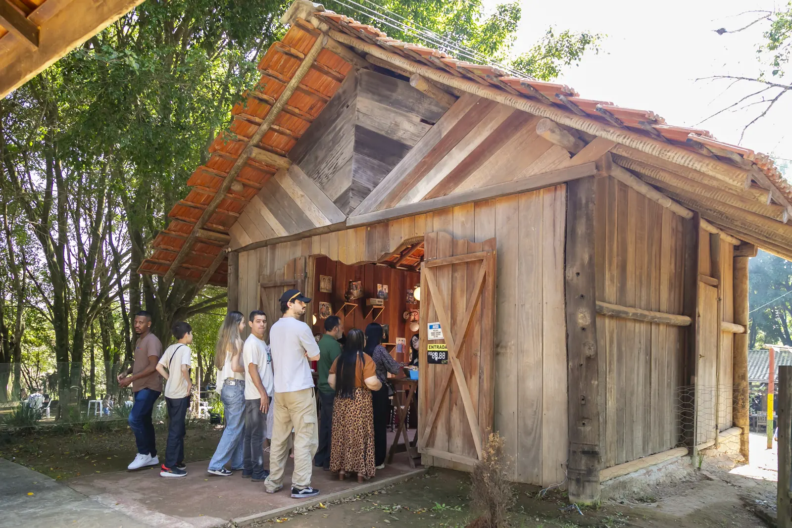 Casinha de madeira com visitantes na entrada