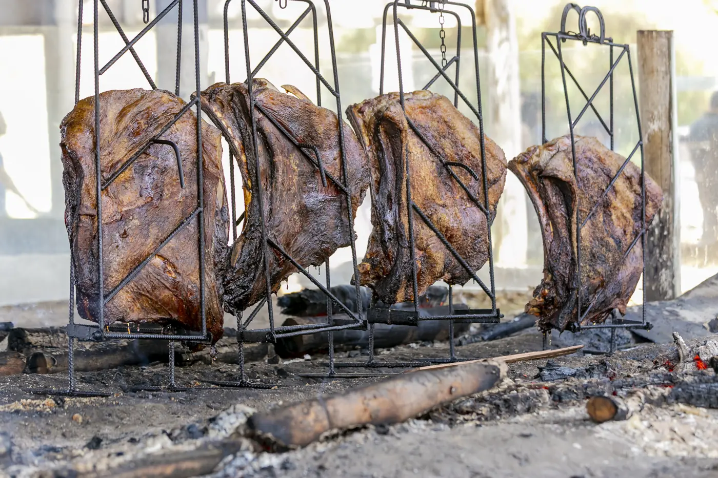 Costelas inteiras assando no fogo de chão
