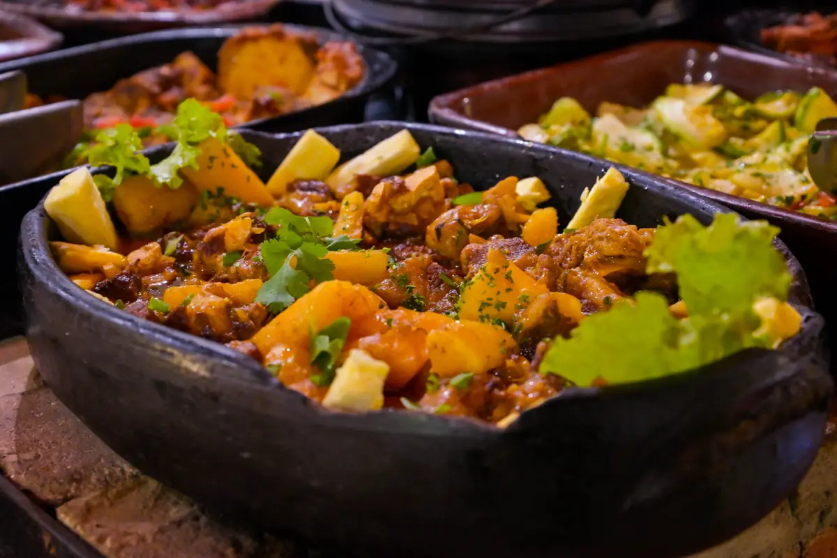 Carne com legumes na panela de ferro