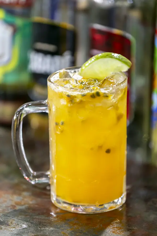 Caneca de suco natural de maracujá com limão